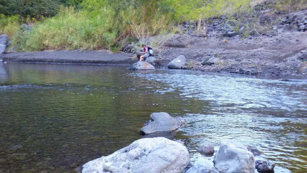 X’ième relaçage de chaussures lors de notre Traversée de la Réunion à pied