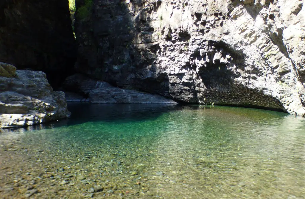 Bassin naturel bien accueillant lors de notre Traversée de la Réunion à pied