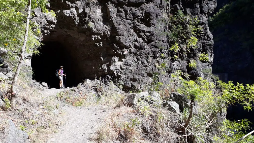 Le chemin évolue entre rivière et paroi rocheuse lors de notre Traversée de la Réunion à pied