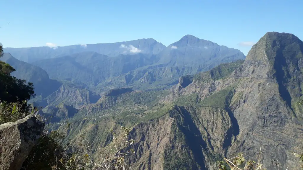 Vue imprenable depuis le col de la Brèche lors de notre Traversée de la Réunion à pied