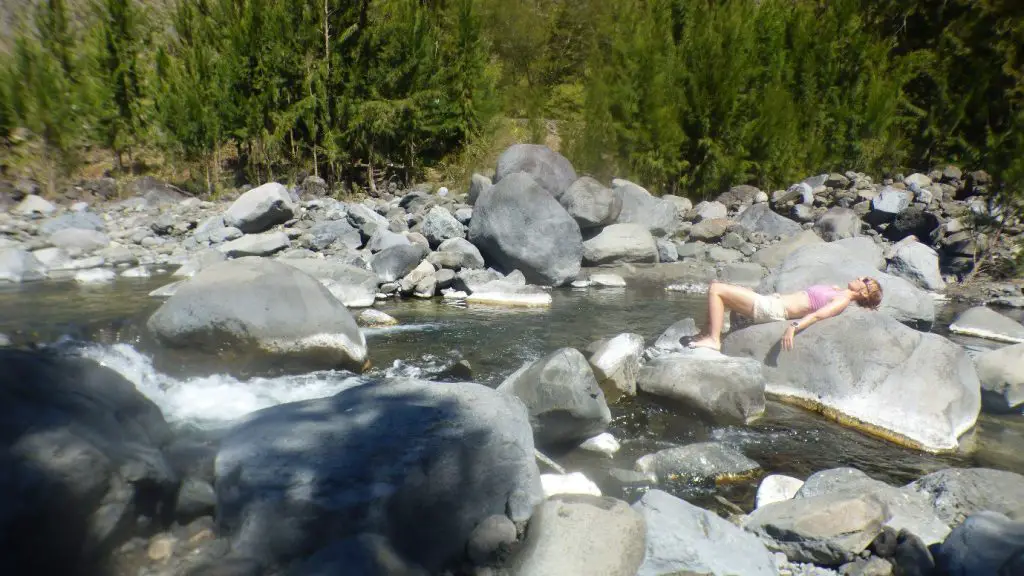 On récupère un peu au bord de l’eau après cette longue étape de notre Traversée de la Réunion à pied