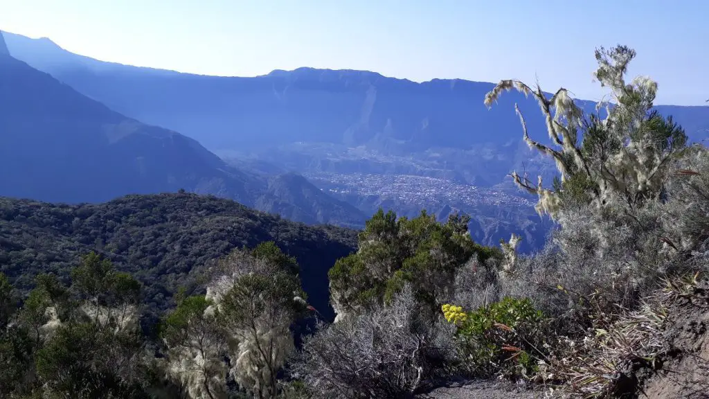 Au col du Taïbit, nous basculons dans le Cirque de Cilaos