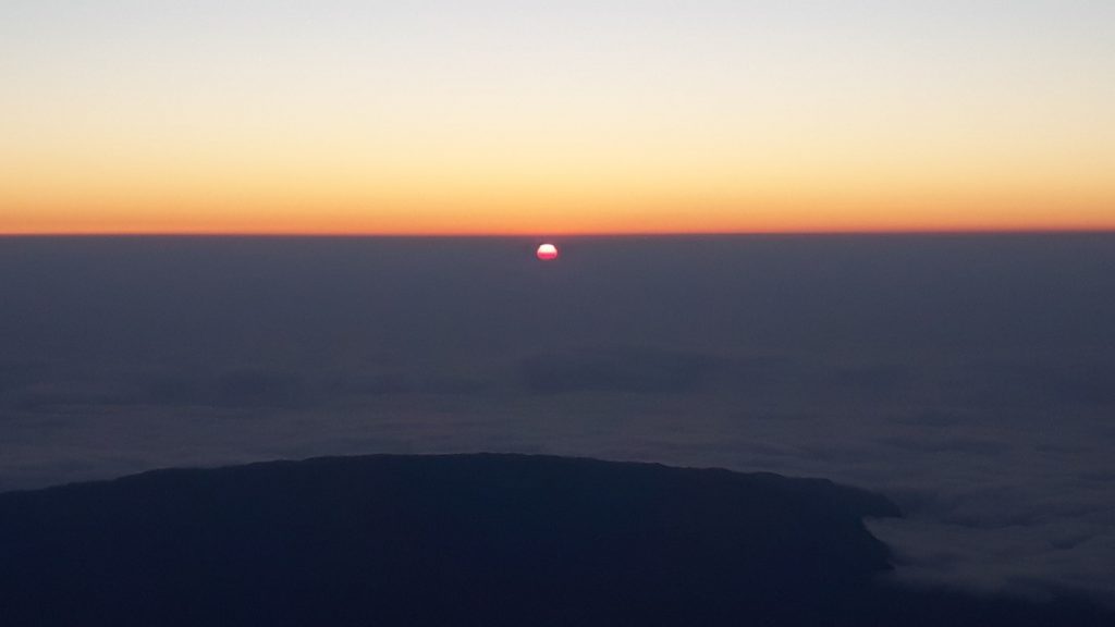 Lever de soleil depuis le sommet du Piton des neiges sur l’Océan couvert de nuage
