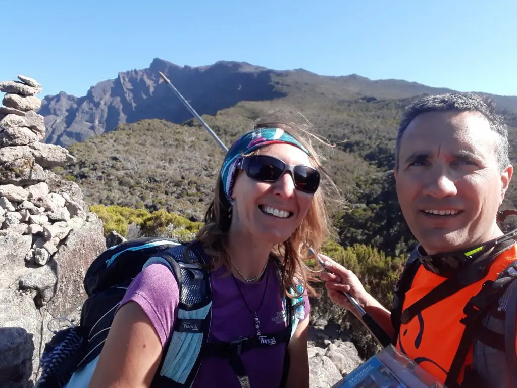Après le petit-dej au refuge, c’est reparti en laissant le Piton des Neige derrière nous