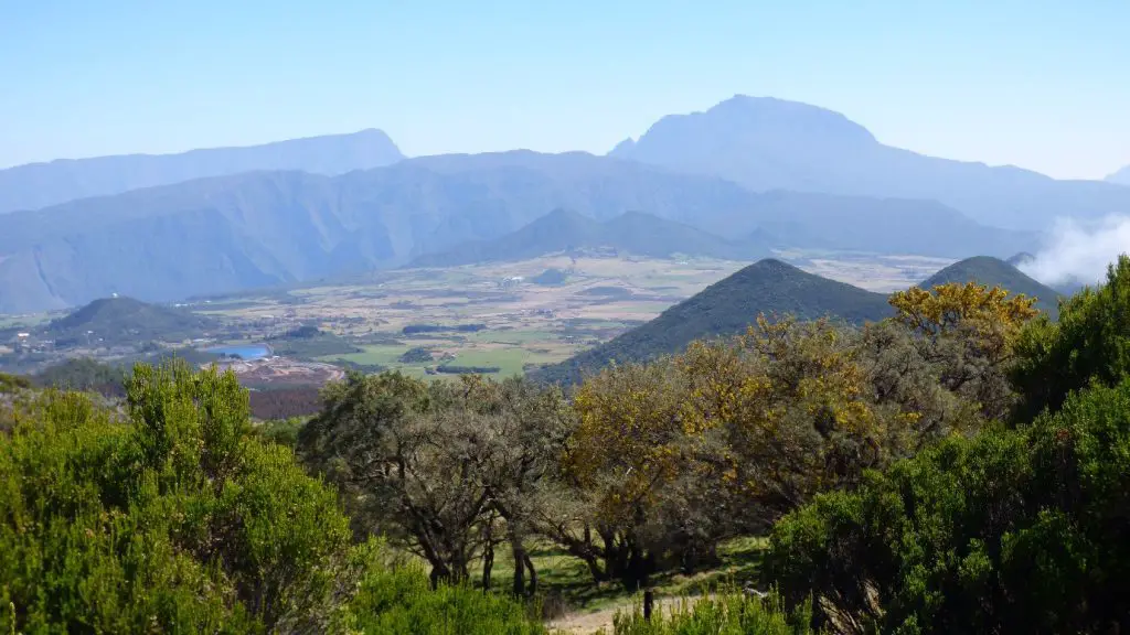 Nous nous élevons au-dessus de la Plaine des Cafres à la réunion