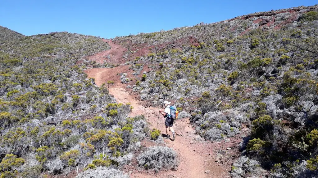 Montée dans une steppe volcanique durant notre Traversée de la Réunion à pied