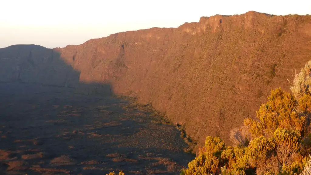 Le rempart de l’enclos s’illumine lors de notre Traversée de la Réunion à pied