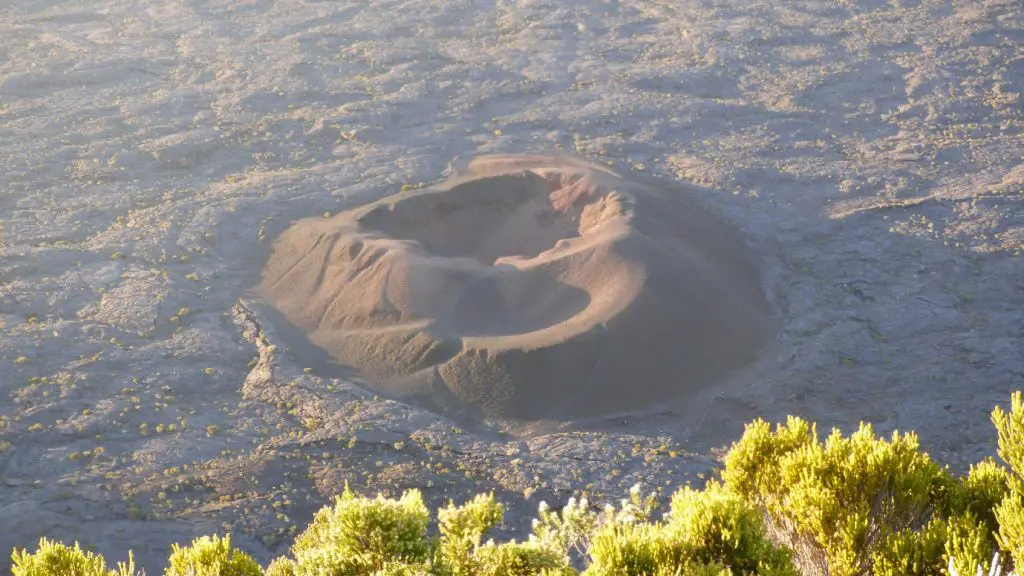 Le petit cratère Formica Leo lors de notre Traversée de la Réunion à pied