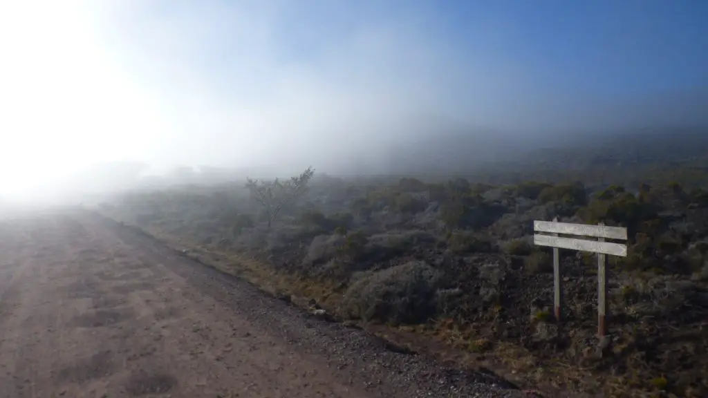 Les nuages se lèvent autour du Volcan