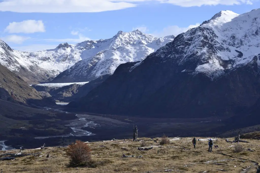 Les vues sur la vallée Tunel sont impressionnantes. Le Paso del Viento est en haut à gauche durant notre trek sur le circuit Huemul