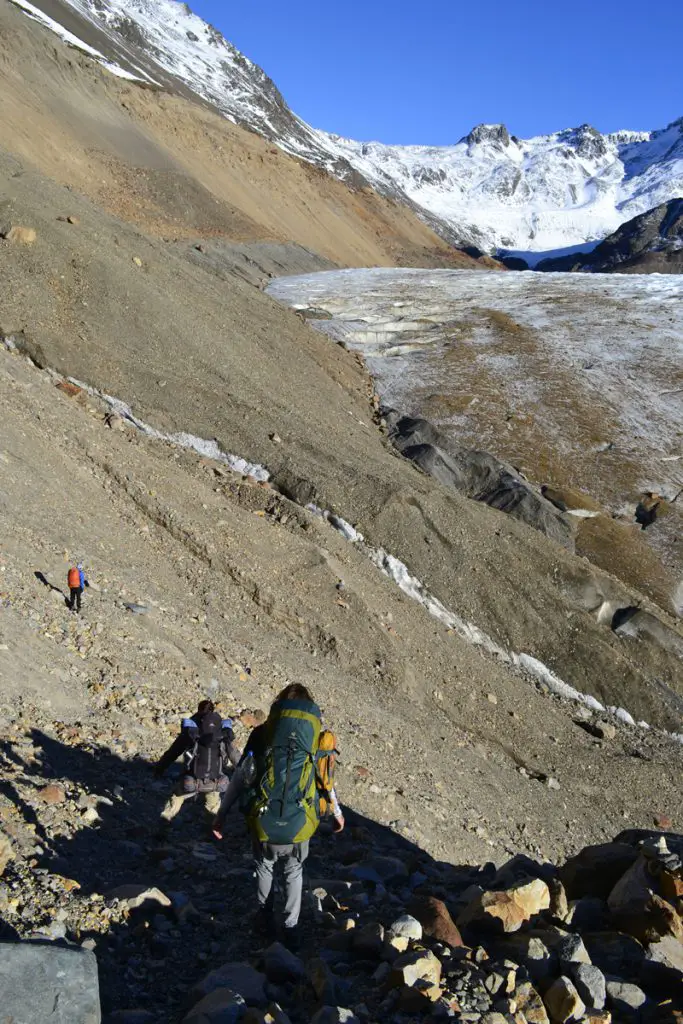 Prudence et admiration sur la moraine du glacier Tunel Les vues sur la vallée Tunel sont impressionnantes pendant notre trek sur le circuit Huemul