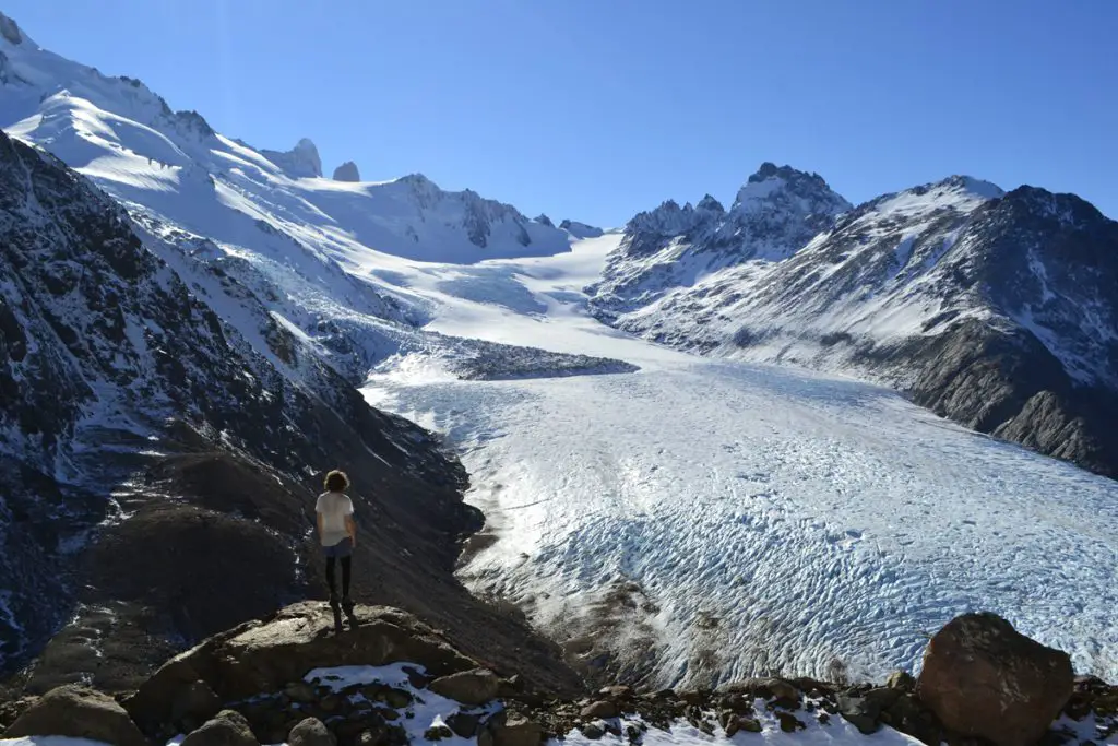 Prudence et admiration sur la moraine du glacier Tunel Prudence et admiration sur la moraine du glacier Tunel lors de notre trek sur le circuit Huemul