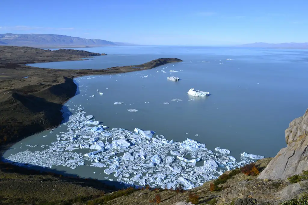 La baie Bahia et le lac Viedma. Notre camp est sur la presqu