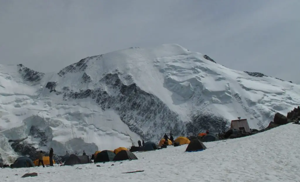 Village de tentes au refuge de Tête Rousse avant l'ascension du Mont-Blanc