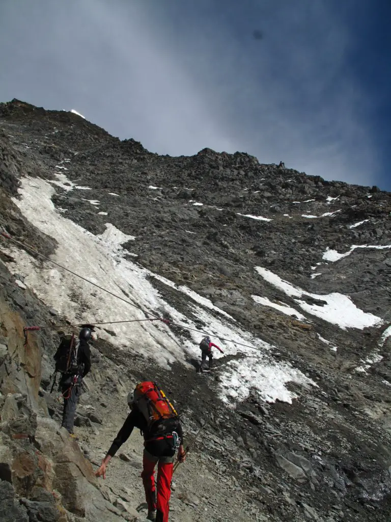 Traversée du couloir, sous l’œil vigilant d’Adrian pendant l'ascension du Mon-Blanc