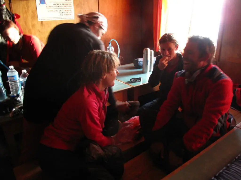 Fabienne, Romain et Fanny se détendent dans le refuge avant l'ascension du plus haut sommet des Alpes