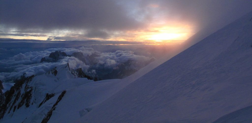 Le soleil se dispute avec les nuages