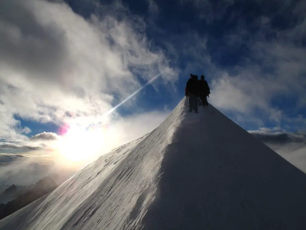 Derniers pas sur l’arête des bosses avant d'arriver au sommet du Mont-blanc