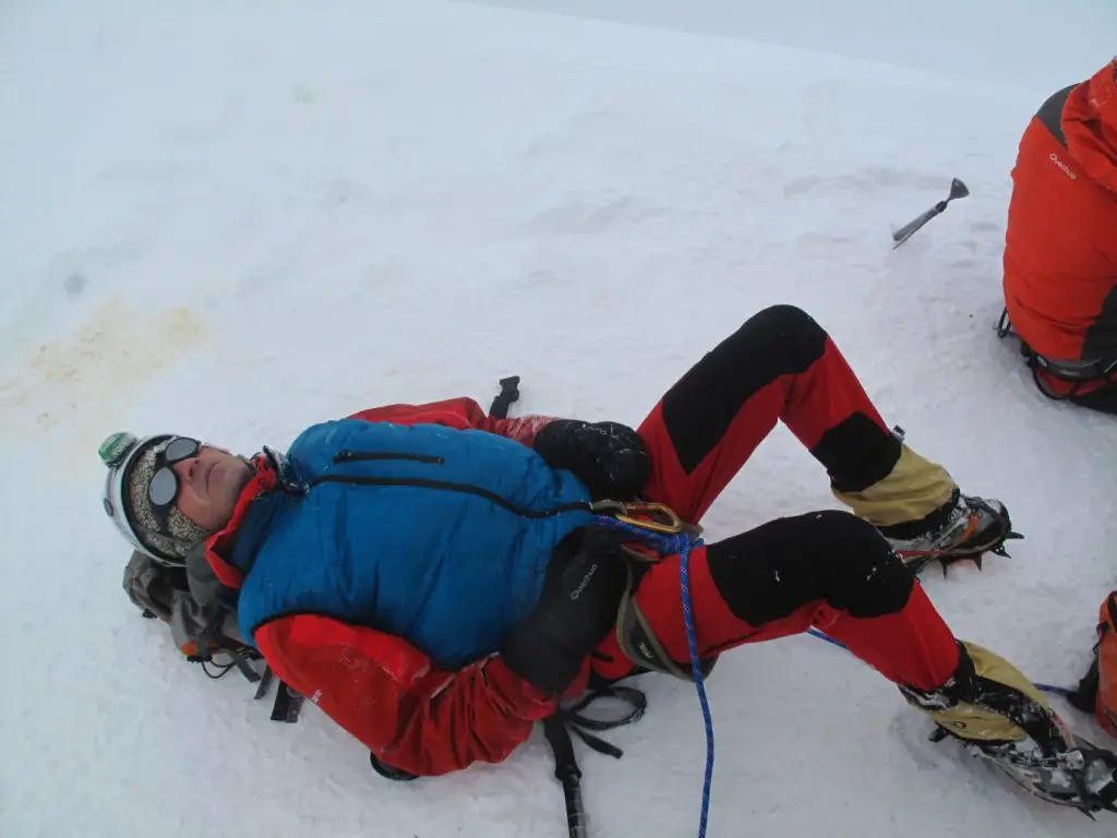 Seb a besoin de récupérer lors de la descente du Mont-blanc