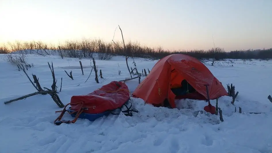 Dur de se lever ce matin pendant le voyage à vélo sur le fleuve Amour en Sibérie 