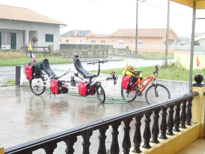 Arrêt forcé par la pluie pendant nos vacances à vélo en famille