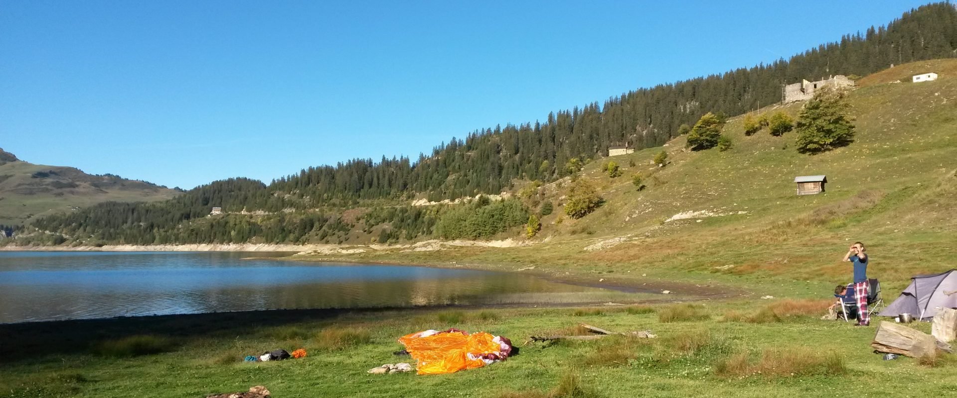 Atterrisage au bord du lac près de deux campeurs allemands