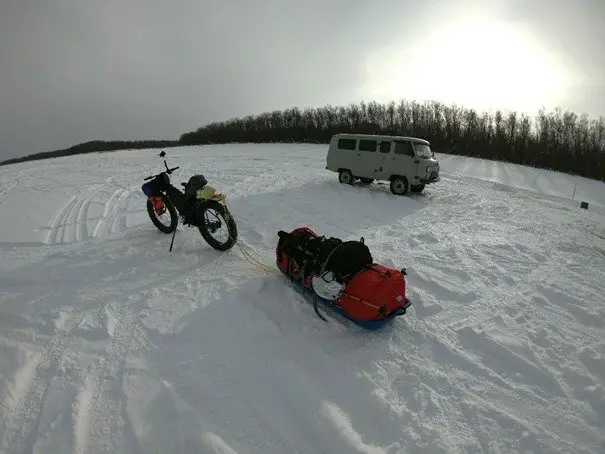 Au fil des kilomètres on s’habitue aux véhicules sur le fleuve. Ici l’incontournable fourgon tout terrain russe, le UAZ lors du voyage à vélo sur le fleuve Amour en Sibérie 