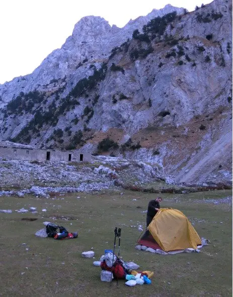 Bivouac sous le bunker du poste frontière lors de notre randonnée dans les montagnes des Balkans.