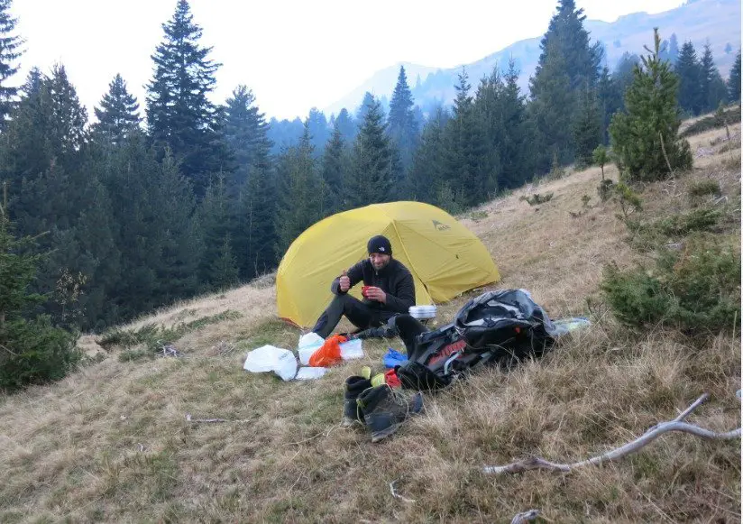 Ca penche dans la tente MSR lors de notre randonnée dans les montagnes des Balkans.
