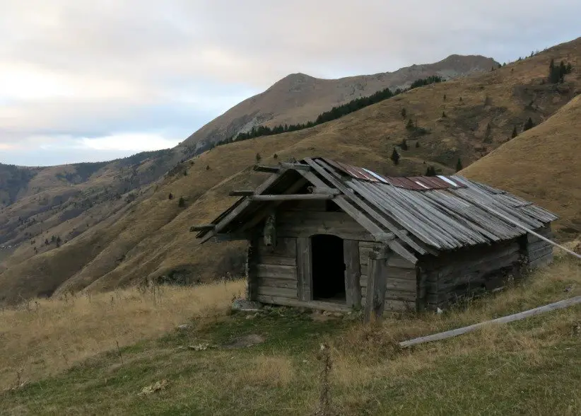 Cabane lors de notre randonnée dans les montagnes des Balkans.