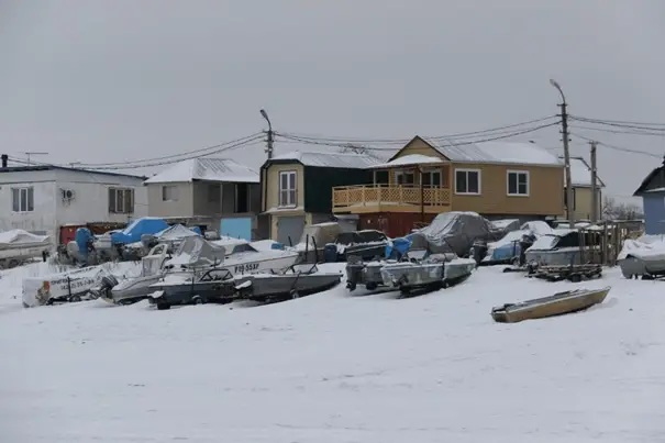 Ce village sur les berges du fleuve Amour en Sibérie lors du voyage à vélo