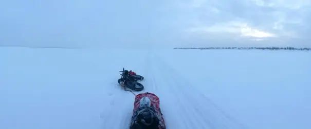 Ce village sur les berges du fleuve semble comme figé par l’hiver durant le voyage sur le fleuve Amour en Sibérie 