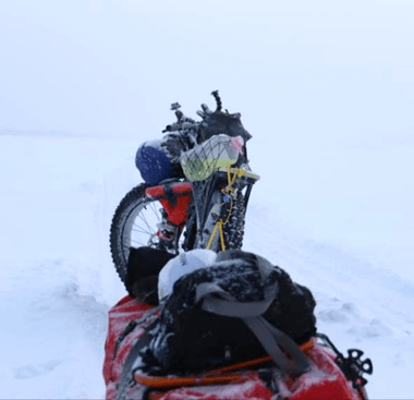 Chargé telle une mule ! lors du voyage à vélo sur le fleuve Amour en Sibérie Chargé telle une mule ! lors du voyage à vélo sur le fleuve Amour en Sibérie