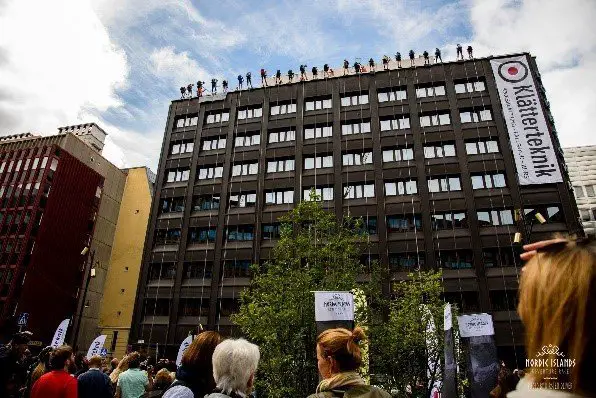 Départ du raid en rappel au sommet de l’hôtel, au centre de Stockholm