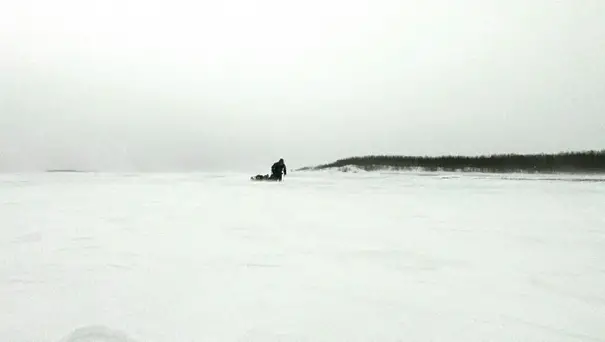 Dans la tempête lors du voyage à vélo sur le fleuve Amour en Sibérie 