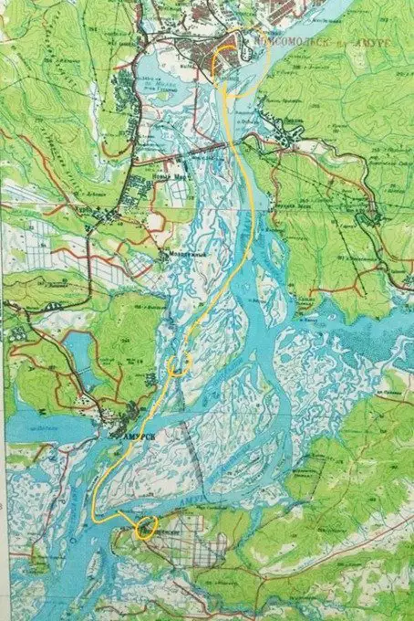 Dernière ligne droite pendant le voyage à vélo sur le fleuve Amour en Sibérie 