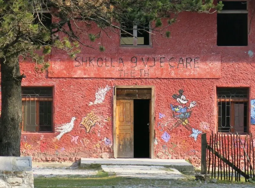 Ecole de Teth lors de notre randonnée dans les montagnes des Balkans.