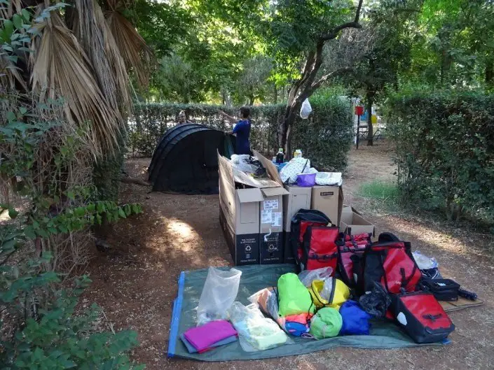 Emballage et direction aéroport fin de nos vacances à vélo en famille