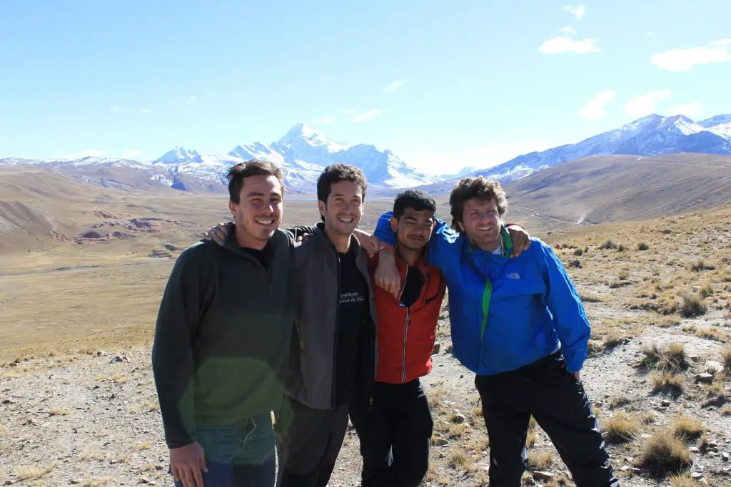 En route vers Ascension du Huayna Potosi ! De gauche à droite : Alexis, Florent, Anthony et Elie.