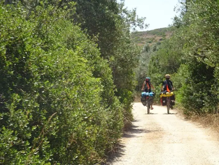 J’adore ce genre de vue des enfants, les voir autonomes avec leur chargement nous rend fiers lors de nos vacances à vélo en famille