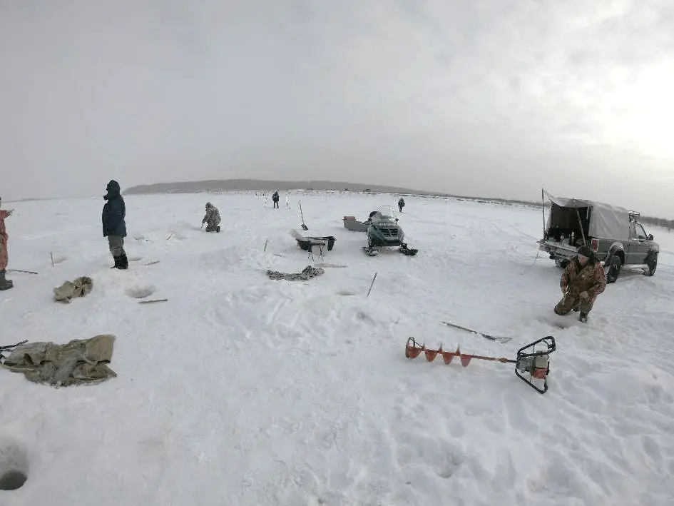 Jusqu’à un mètre de glace à forer pour atteindre l’eau durant le voyage à vélo sur le fleuve Amour en Sibérie 