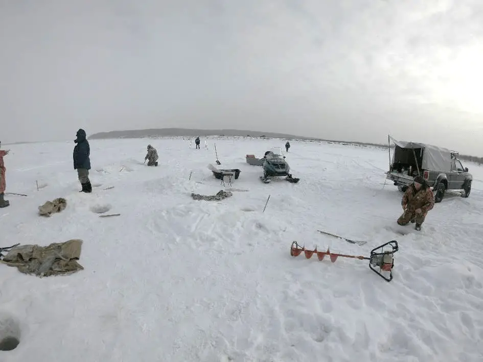 Jusqu’à un mètre de glace à forer pour atteindre l’eau durant le voyage à vélo sur le fleuve Amour en Sibérie Jusqu’à un mètre de glace à forer pour atteindre l’eau durant le voyage à vélo sur le fleuve Amour en Sibérie