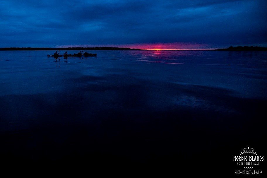 Kayak de nuit sur la mer Baltique