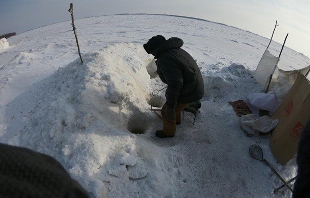 L’art de la pêche pendant le voyage à vélo sur le fleuve Amour en Sibérie 