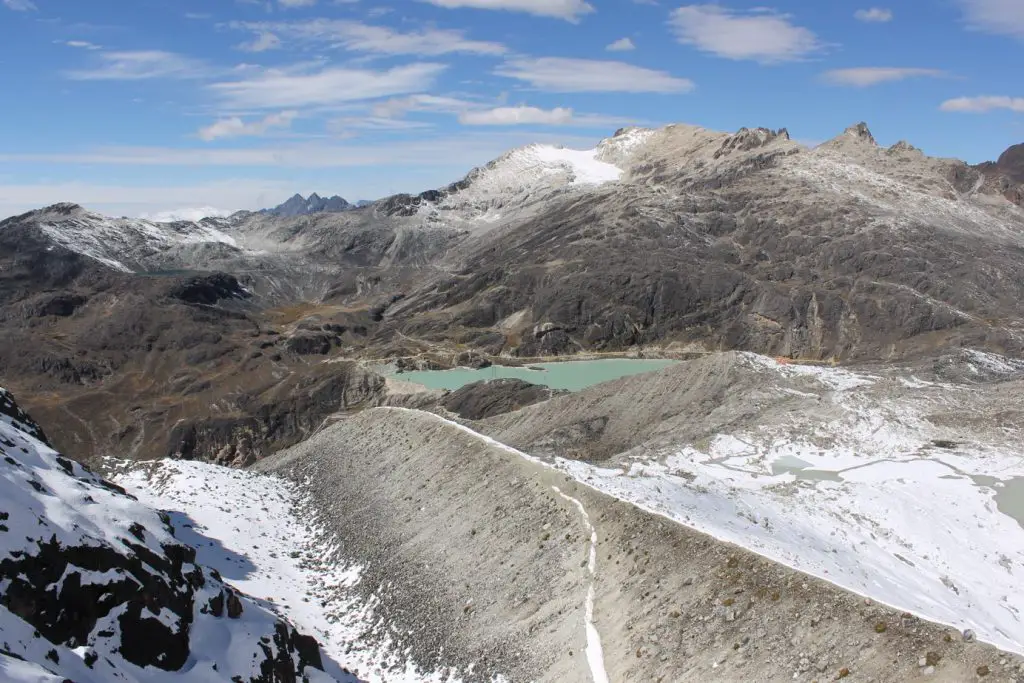 La neige commençait à faire son apparition en Bolivie, se mêlant aux roches sombres ou aux lacs d’altitude.