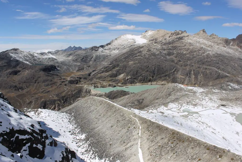 La neige commençait à faire son apparition en Bolivie, se mêlant aux roches sombres ou aux lacs d’altitude. La neige commençait à faire son apparition en Bolivie, se mêlant aux roches sombres ou aux lacs d’altitude.