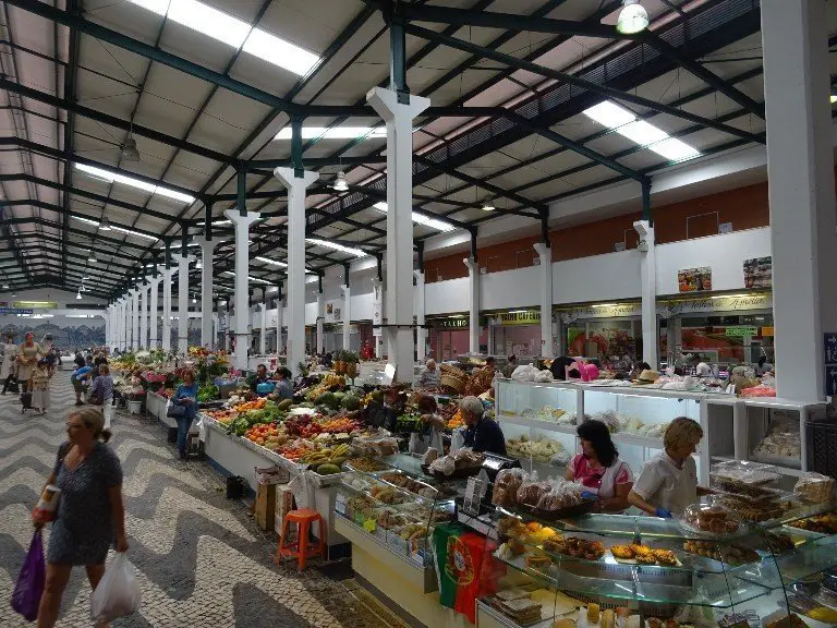 Le marché de Sétubal pendant nos vacances à vélo en famille