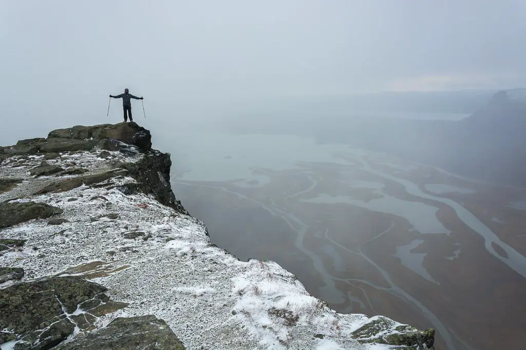 Le panorama est voilé au sommet de Skierffe durant la randonnée à Sarek