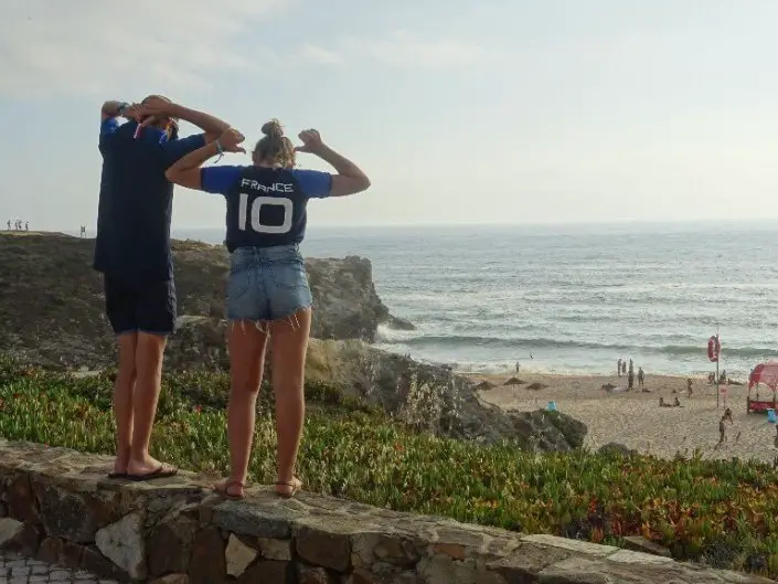 Les enfants savourent la victoire de la France à coupe du monde depuis Porto Covo La citadelle de Sines lors de nos vacances à vélo en famille