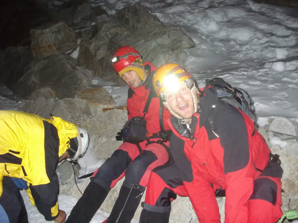 Les pauses étaient fréquentes pour l'ascension du Huayna Potosi , pour s’hydrater ou se reposer. Ici, le guide m’aide à remettre en place mes crampons, pendant qu’Elie grimace face à la caméra. Les pauses étaient fréquentes pour l